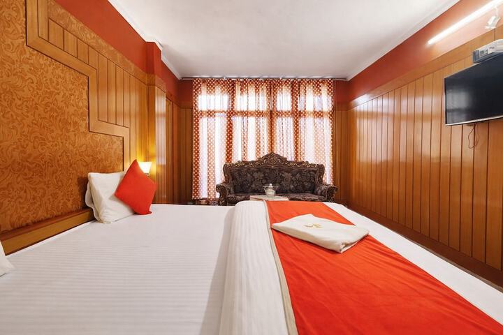 Hotel Deluxe Ankur Lake View Mall Road Nainital Near Naina Devi Temple
