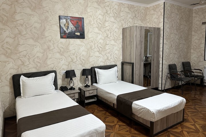 Room 12 of 27