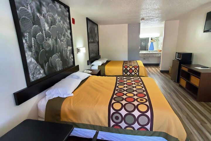 2 Queen Beds (1 of 6)