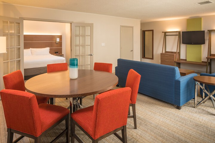 1 King 1 Bedroom Suite Sofa Bed (5 of 7)