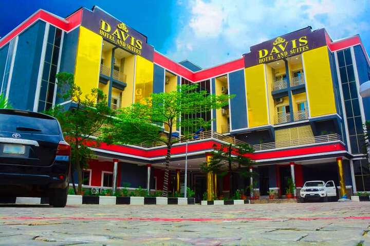 DAVIS HOTEL & SUITES