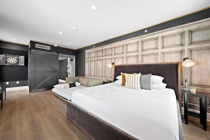 Room 93 of 285