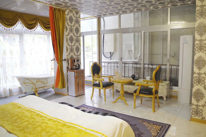 Room 37 of 185