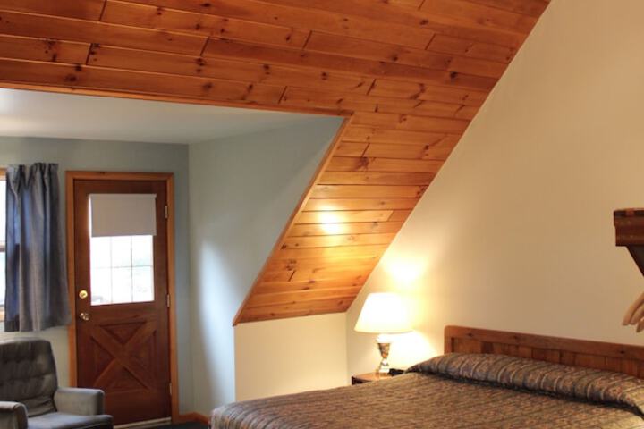 Pine Country Economy King Bed Pet Friendly (15 of 31)