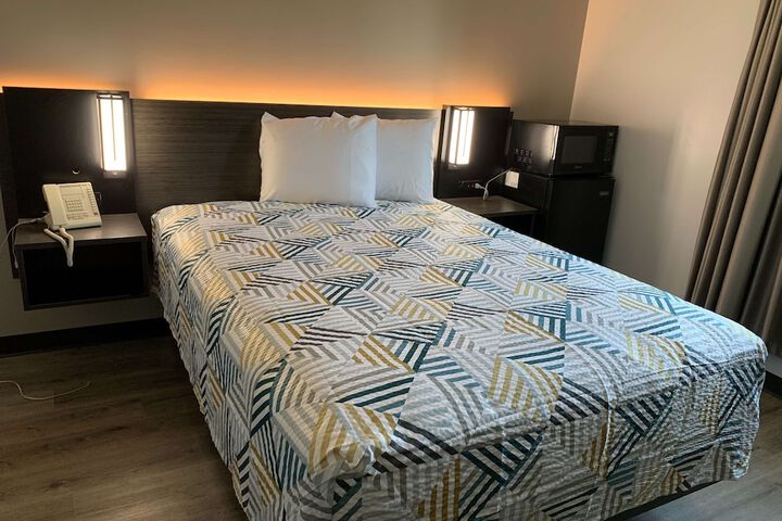 1 Queen Bed Micfridge (14 of 14)