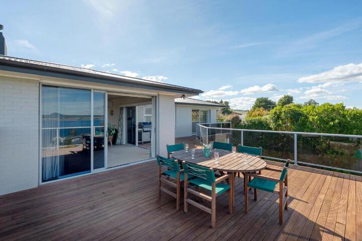 Lofty Lakeviews - Acacia Bay Holiday Home