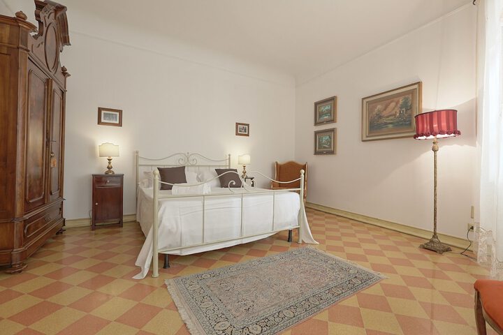 Room 9 of 83