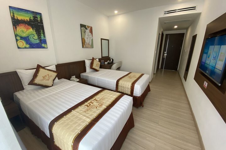 Room 6 of 17