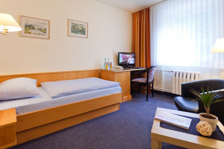 Room 7 of 18
