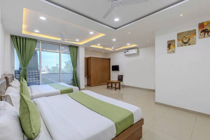 Room 13 of 36