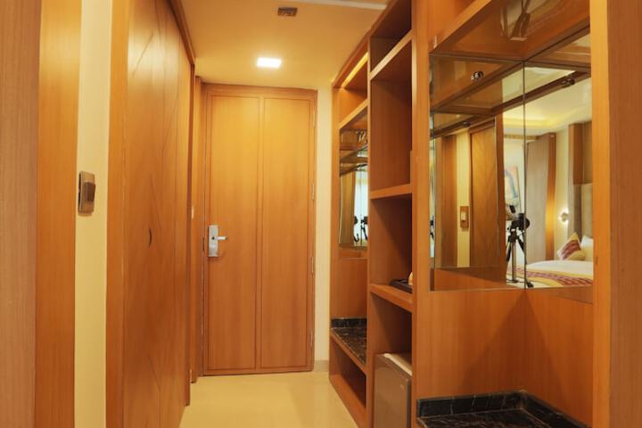 Room 5 of 12