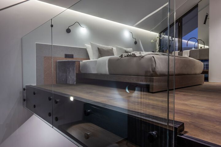 Room 34 of 166