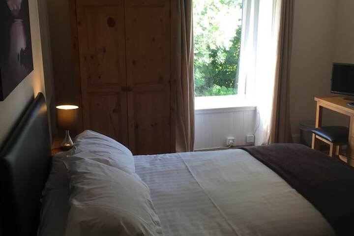 Room 4 of 32