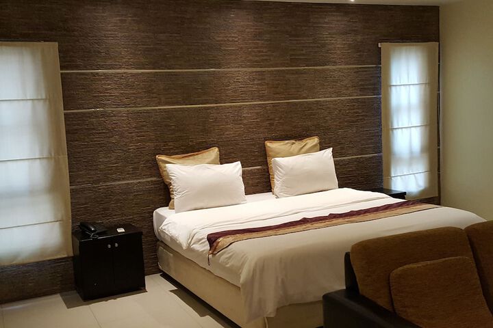 Room 16 of 83
