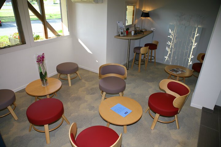 Lounge 34 of 50