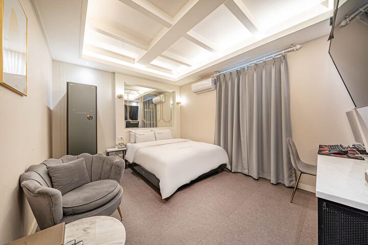 Room 9 of 38