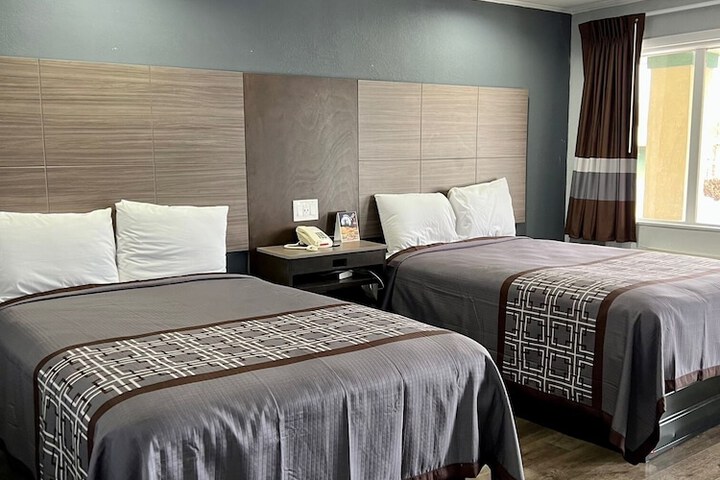 2 Double Beds (16 of 17)
