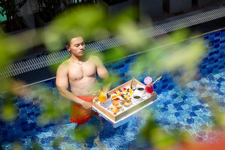 Pool 24 of 33