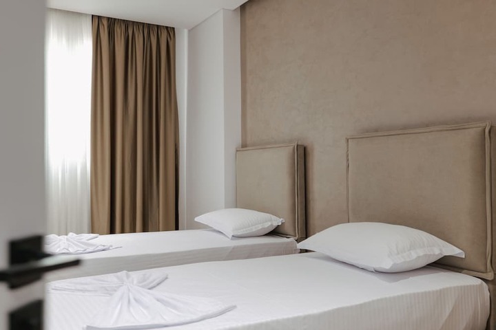 Room 32 of 65