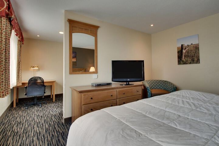 1 King Bed Accessible (4 of 13)