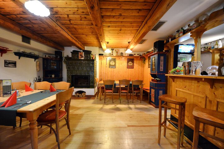 Lounge 14 of 29