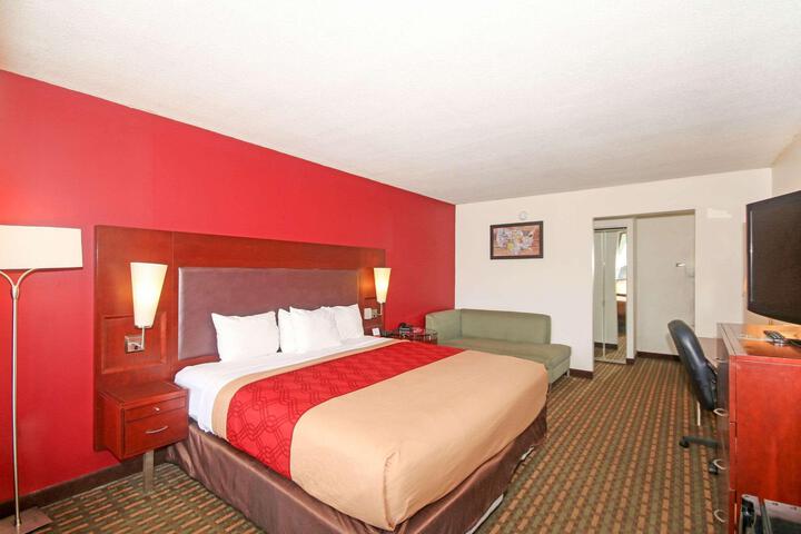 1 King Bed (4 of 11)