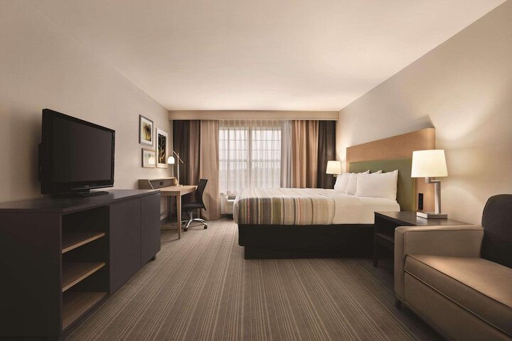 1 King Bed (5 of 10)