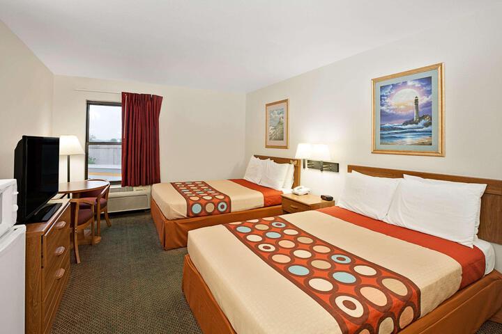 1 Queen Bed (10 of 12)