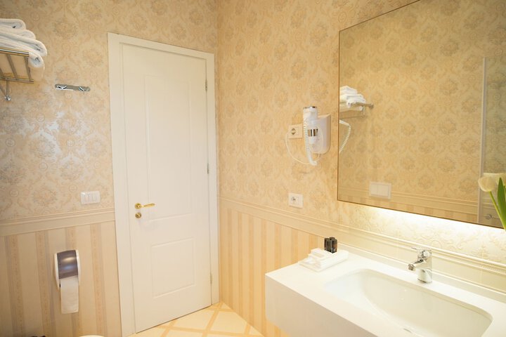 Room 33 of 40