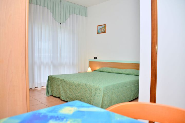 Room 8 of 102