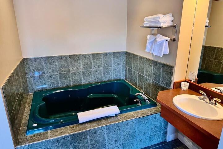 Private spa tub