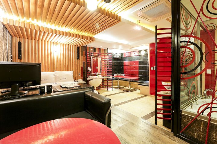Room 5 of 92