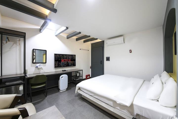 Room 12 of 27