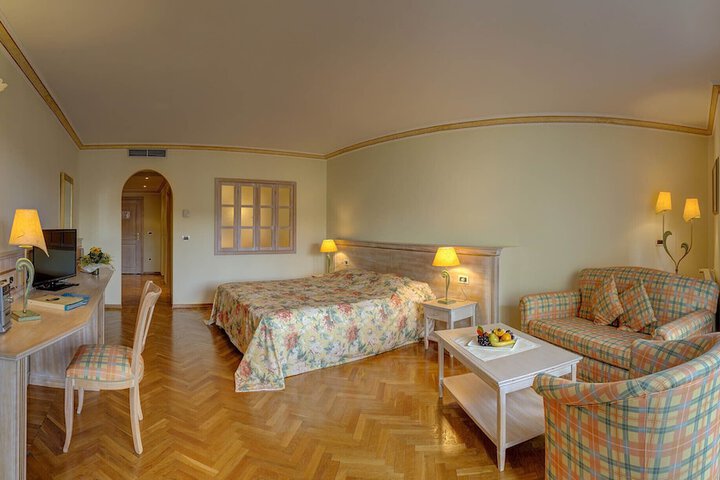 Room 6 of 67