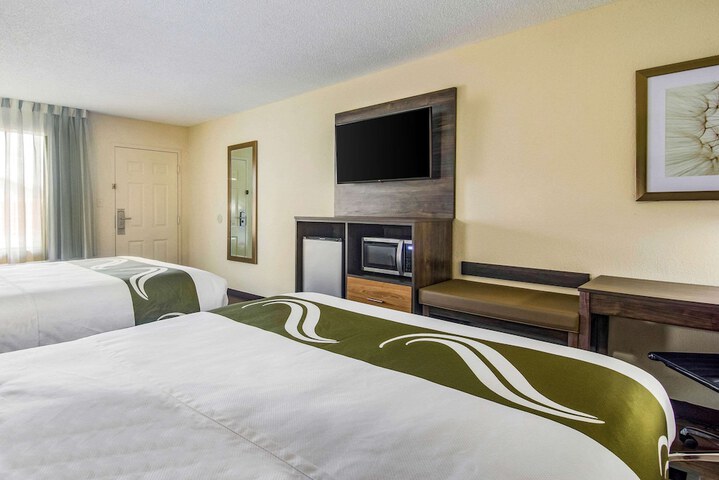2 Queen Beds (2 of 4)