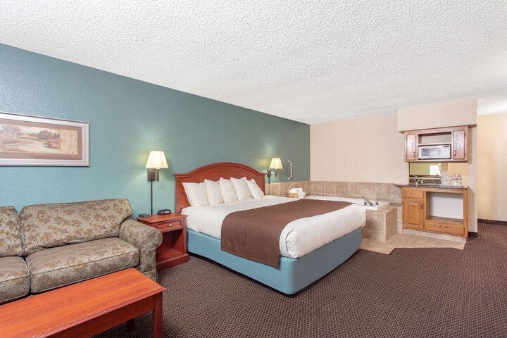 1 King Bed (2 of 12)