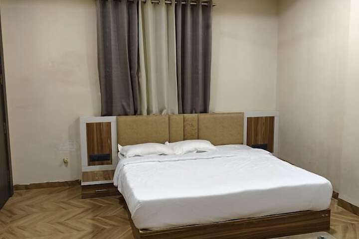 Room 15 of 37