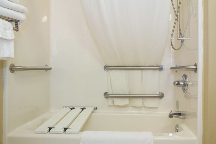 1 Queen Bed (7 of 10)