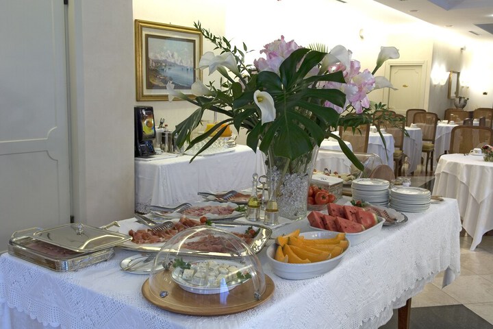 Dining 11 of 19