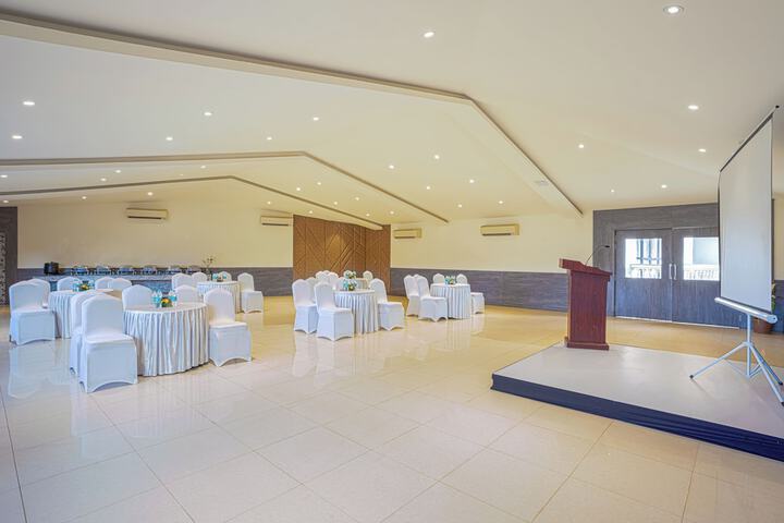 Ballroom/Hall 38 of 48
