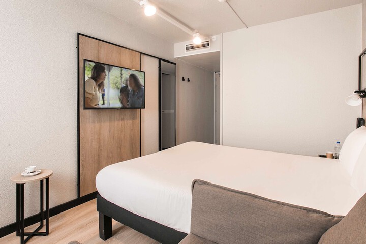 Room 34 of 134