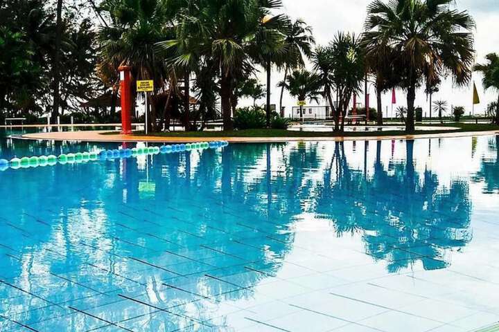 Hotel with Pool