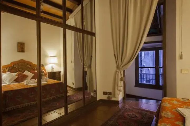 Room 6 of 12