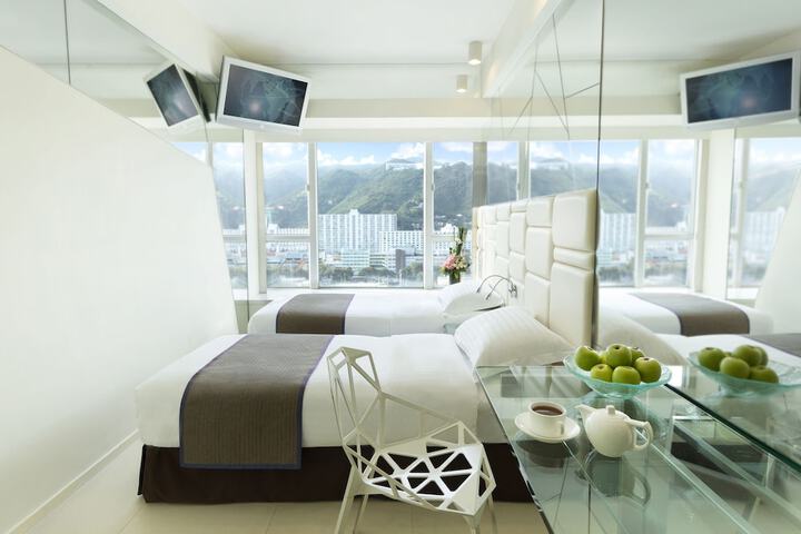 Room 4 of 106
