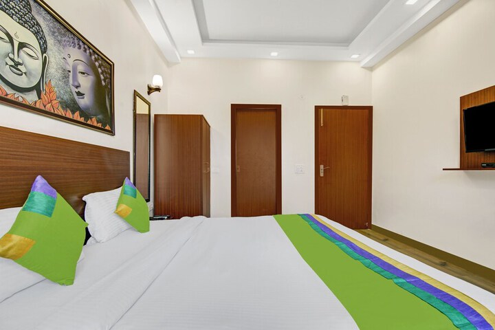 Room 16 of 33