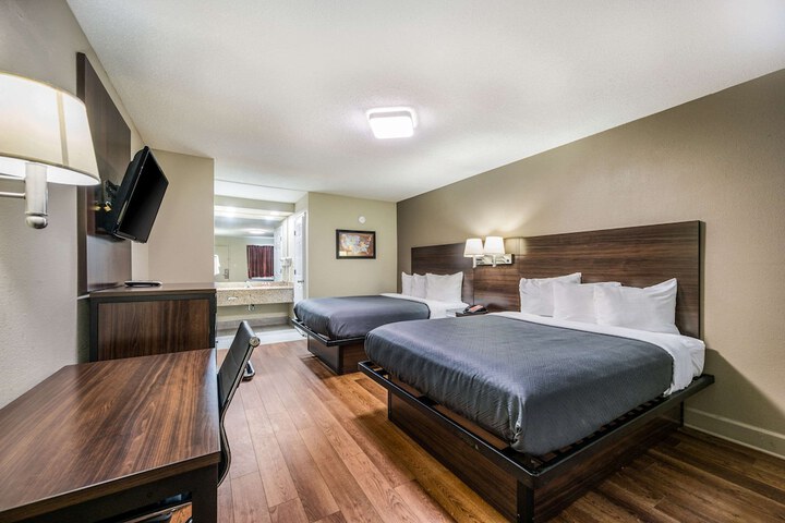 2 Queen Beds (2 of 6)