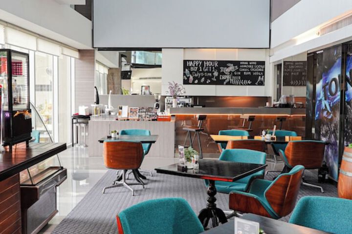 Lounge 65 of 83