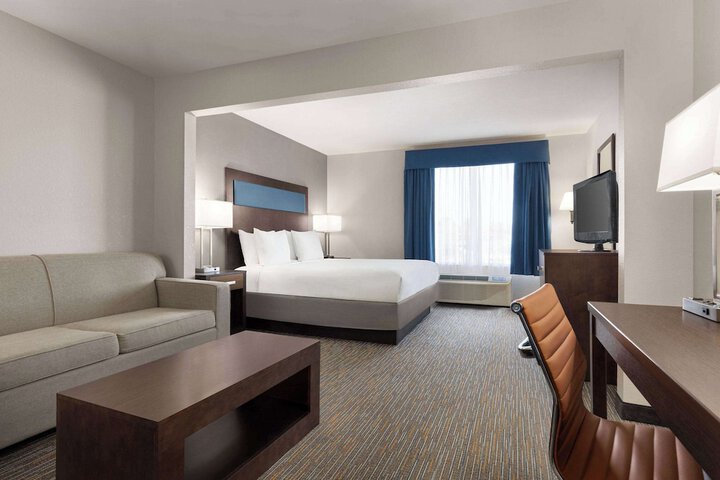 1 King Accessible with Roll in Shower (13 of 39)