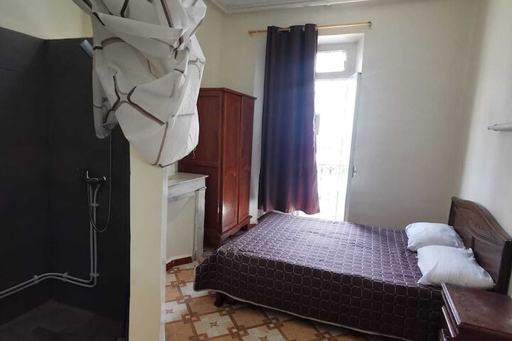 Room 8 of 16