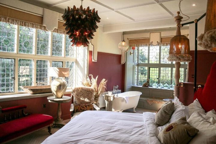 Room 8 of 99